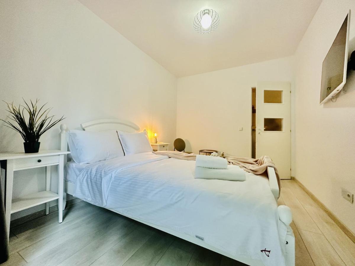 Palfi Apartment With Garden & Parking Клуж-Напока Екстериор снимка